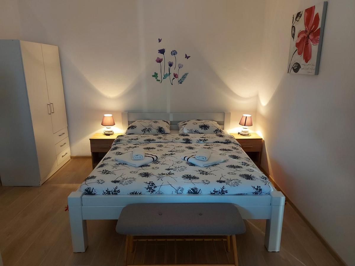 Apartment Rosie Смолянац Екстериор снимка